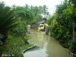 Sisa banjir di halaman depan rumah. Photo by ari