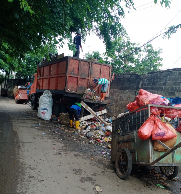 Ilustrasi: Penggunaan kantong plastik berisi sampah di salah satu TPS di Ciracas Jakarta Timur sebelum sampah diangkut ke TPST Bantargebang Bekasi. Sumber: Dokpri.  