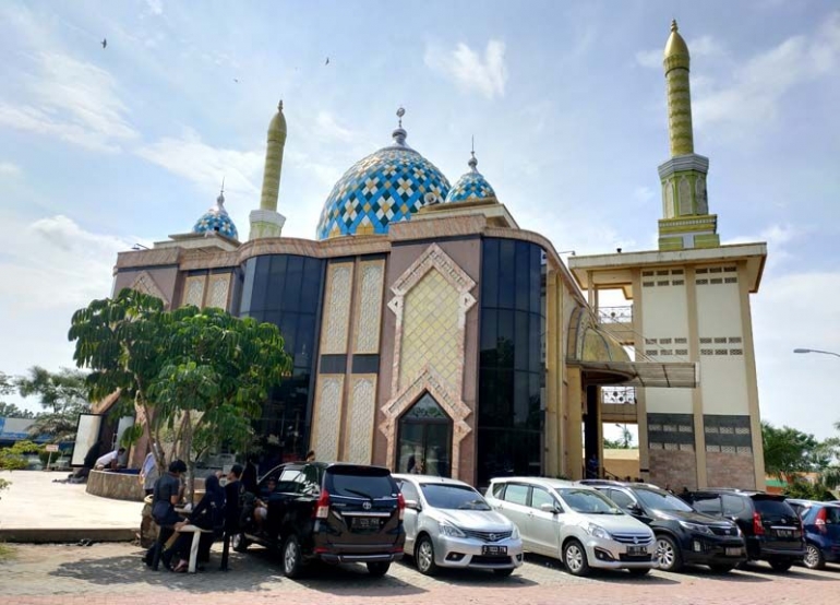 Masjid Baitus Sa'adiyah dilihat dari sisi kanan bagian depan (sumber foto: J.Haryadi)