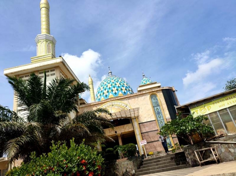 Masjid Baitus Sa'adiyah dilihat dari samping kiri atau sisi Selatan (sumber foto: J.Haryadi)