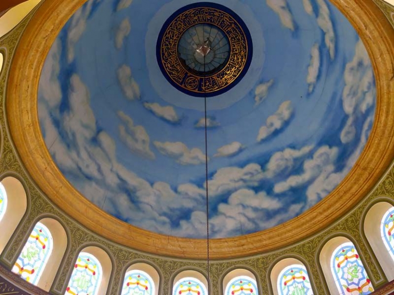 Desain interior kubah Masjid Baitus Sa'adiyah dilihat dari dalam (sumber foto: J.Haryadi)