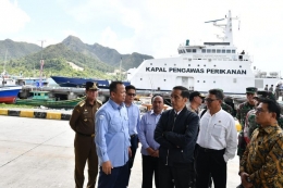 Kunjungan Jokowi ke Natuna untuk bertemu nelayan di sana, berlangsung ketika kapal-kapal nelayan dan Coast Guard China masih bertahan di ZEE Indonesia, 08/01/2020 (kompas.com/ Biro Setpres). 