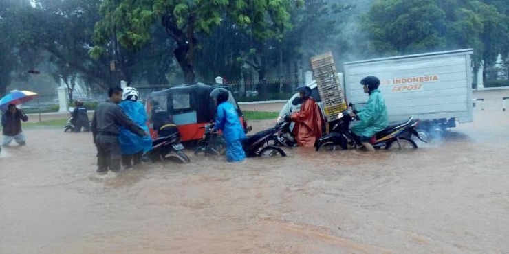 Banjir Awal Tahun: Jakarta terkepung banjir pada awal tahun. Ini lah bukti kebijakan yang gagal mengantisipasi (foto: kompas.com)