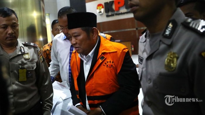 Bupati Sidoarjo, Saiful Ilah menggunakan rompi oranye usai ditetapkan sebagai tersangka oleh KPK, di Gedung KPK, Jakarta Selatan, Kamis (9/1/2020) dini hari.| Sumber: Tribunnews/Irwan Rismawan