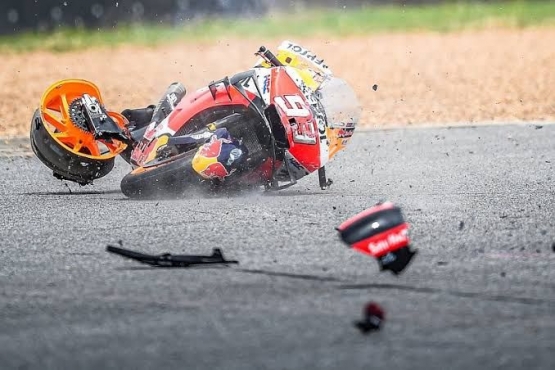 Honda RC213V yang dikendarai Marc Marquez hancur saat crash fatal di Sirkuit Buriram Thailand | Autosport.com