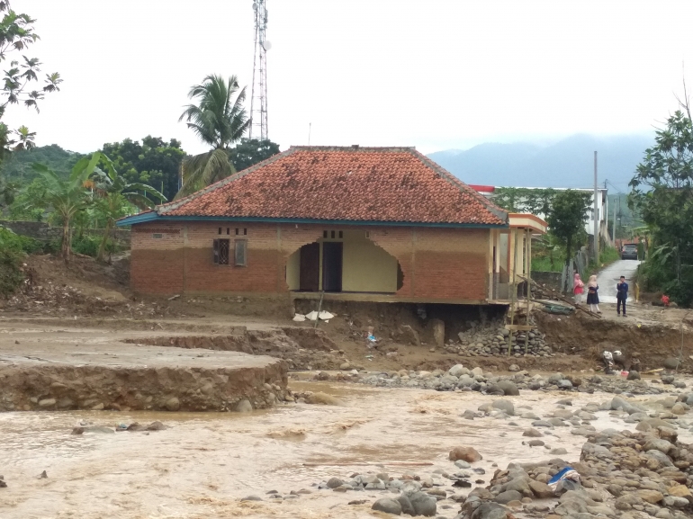 Salah satu rumah warga yang rusak akibat banjir. Dokpri