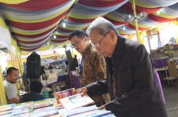 Penulis bersama Prof Dr Usman Pelly 