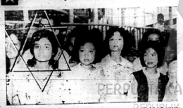 Perempuan pelajar di sebuah pameran buku pada April 1965 di Bandung-Foto: Pikiran Rakjat/audiovisual Perpusnas.
