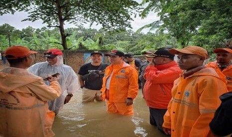 Anggota dewan DPRD DKI Jakarta tinjau lokasi banjir | Sumber gambar : www.dimensinews.co.id