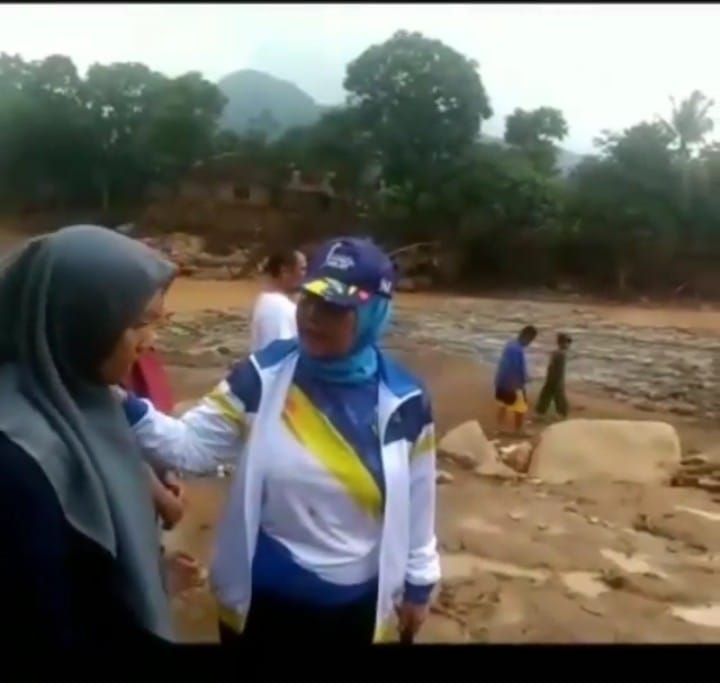 Ketua Koni Banten Brigjend Purn Hj.Rumiah Kartoreja dan Atlet Arung Jeram berdiri di lokasi Bekas Rumah Suryati yang hanyut (foto, Dok.Humas KONI Banten)