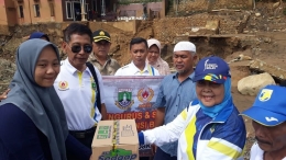 Ketua Koni Banten Menyerahkan Bantuan secara simbolis (foto, Dok. Humas Koni Banten)