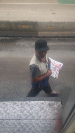 Penjual Koran di Depan Halte Bus Way Pertanian Ragunan. Dokpri
