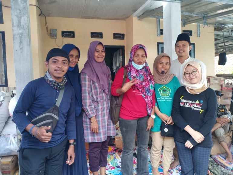 Foto bersama relawan dari PMII di Posko Banjir, Desa Sukarame, Lebak.|dokpri