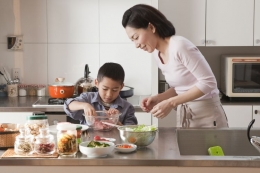 Ilutrasi ibu dan anak yang memasak bersama.(Dok. ThinkStock/MIXA next) 