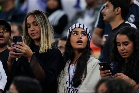 Suporter perempuan di King Abdullah Stadium (9/1). | Foto: Hassan Ammar/AP Photo