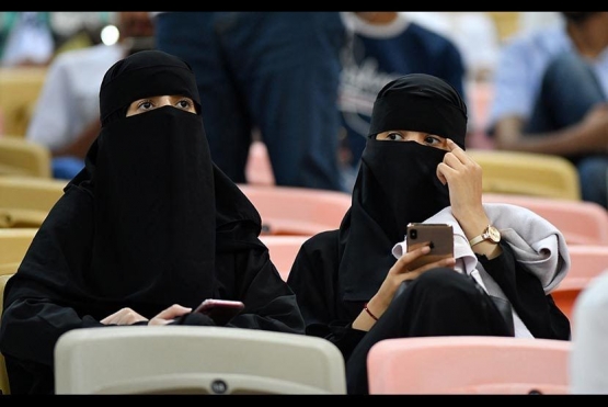 Perempuan-perempuan di laga perdana (9/1). | Foto: Hassan Ammar/AP Photo