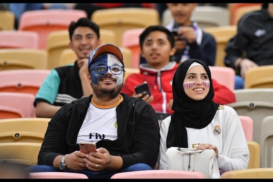 Suasana terlihat menyenangkan bagi perempuan di stadion (9/1). | Foto: Hassan Ammar/AP Photo