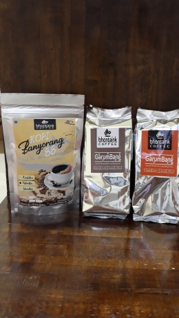 Selain Kopi Turaya, juga diproduksi beberapa kopi lain dengan merk GarumBang dan Kopi Banyorang. Masing-masing kopi ini dikelola oleh kelompok pemuda yang diberi pelatihan khusus mengolah biji kopi menjadi sajian kopi nikmat di tangan pembeli. | dokumen pribadi