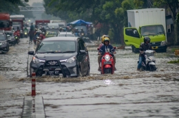 banjir awal tahun di jalan raya di depan sebuah mall di Jakarta