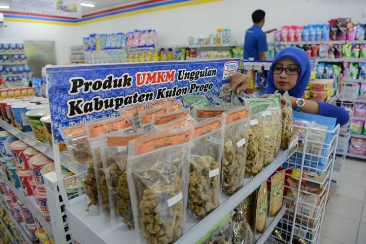 Toko retail modern Tomira (toko milik rakyat) di Jalan Wates, Kabupaten Kulon Progo, DI Yogyakarta dikelola oleh koperasi dan menghadirkan ruang pajang bagi berbagai produk lokal Kulon Progo.| Sumber: Kompas/Ferganata Indra