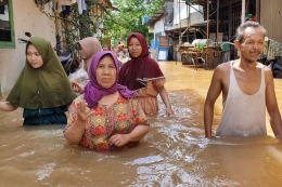 Ada ratusan rumah terendam banjir di Gang Pandan 1 dan Gang Pandan 2, Kelurahan Kedoya Selatan, Kebon Jeruk, Jakarta Barat, Kamis (2/1/2020).(KOMPAS.com/NICHOLAS RYAN)