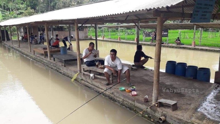 Mereka asyik memancing. (Dok. Wahyu Sapta).