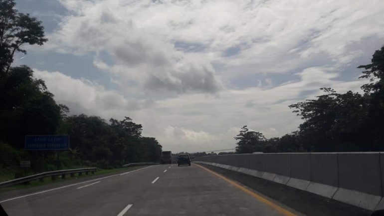 Awan putih berarak di langit yang biru. Indah banget... (Dok. Wahyu Sapta).