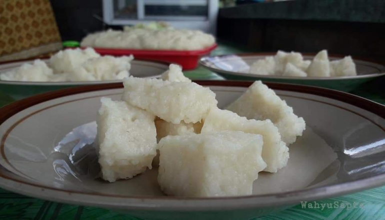 Gendar ditaruh di atas piring, kemudian diberi sayur dan disiram dengan bumbu pecelnya. (Dok. Wahyu Sapta).