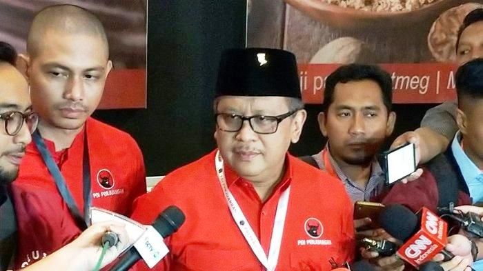 Sekjen PDIP Hasto Kristiyanto saat memberikan keterangan pers (Kompas.com)