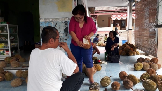 Durian bisa dimakan di tempat. Sedap. (Dok. Wahyu Sapta).