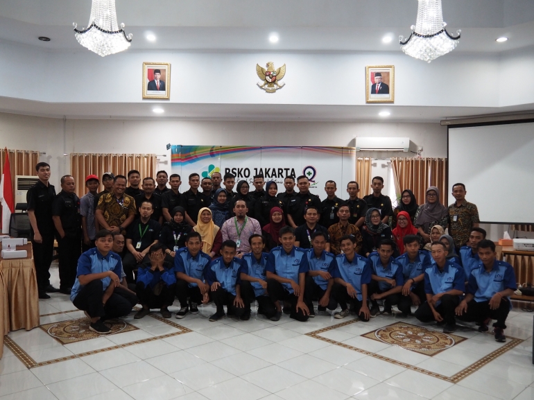 Deskripsi : Foto Bersama peserta pelatihan dengan panitia dan jajaran struktural RSKO Jakarta | Sumber Foto: dokpri