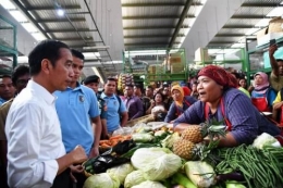Presiden RI Joko Widodo Blusukan di Pasar (Dok nasional.okezone.com)