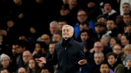Jose Mourinho memberikan instruksi kepada Dele Alli dkk saat menjamu Liverpool di pekan 22 (11/1). | Sumber gambar: Reuters