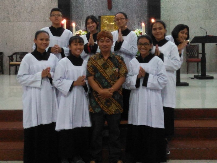 Memakai batik hadiah menulis dari Rumpies the Club.Dokumen pribadi