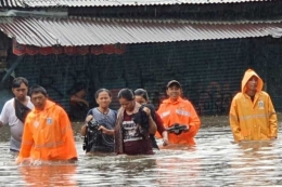 Banjir setinggi 1,5 meter menggenangi sejumlah RT di Kampung Makasar, Jakarta Timur, Rabu (1/1/2020) (KOMPAS.COM/RYANA ARYADITA UMASUGI)