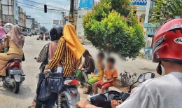 Terlihat tiga orang bocah mengemis di Jalan Batang Tuaka, Kelurahan Tembilahan Hulu, Kabupaten Indragiri Hilir, Riau--gagasanriau.com