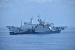 Perbandingan ukuran KRI Todak-631 dengan latar belakang kapal Coast Guard China Haijing-3303 (Foto: indomiliter.com). 