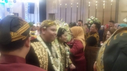 Pengantin tengah melangkah ke pelaminan. Foto | Dokpri