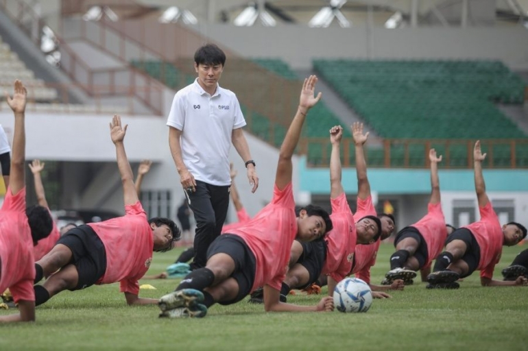 Latihan perdana Timnas U-19 bersama Shin di Stadion Wibawa Mukti (pssi.org)
