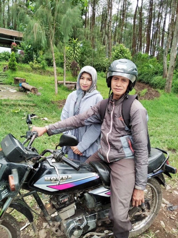 Di perbatasan Desa Karangan bersama Bp. Jayadi. mandor Perhutani. Foto dokpri