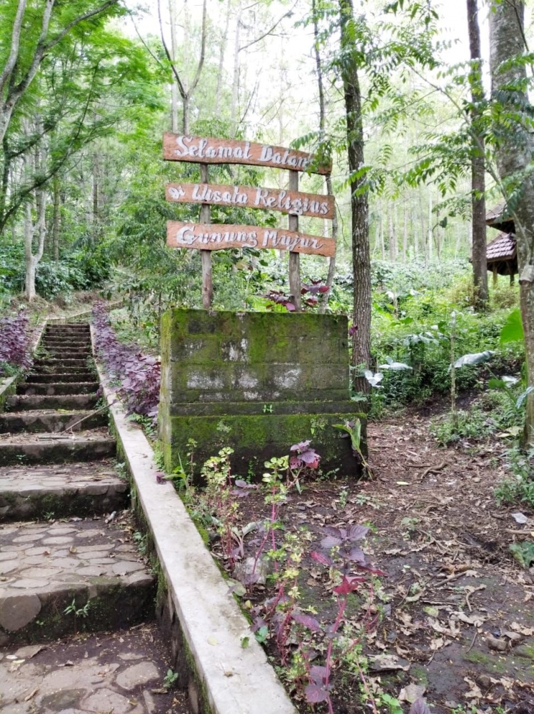 Tangga menuju situs makam Gunung Mujur. Foto dokpri