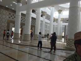 Dokpri : masyarakat sedang bergotong royong membersihkan lantai masjid