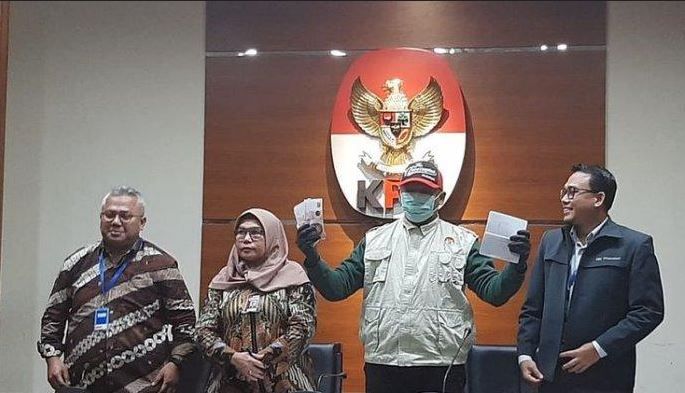 Ketua KPU Arief Budiman (paling kiri) bersama Wakil Ketua KPK Lili Pintauli Siregar dalam konferensi pers di Gedung KPK, Kamis (9/1/2020). (Foto: KOMPAS.com/Ardito Ramadhan D)