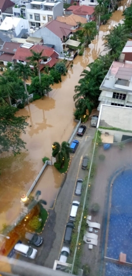 Foto banjir  rumah di kawasan Puri Indah setelah air agak surut (atas). Foto banjir di daerah Kebon Jeruk,Jakarta Barat. Dokumentasi Mala.