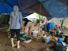 Relawan dari Himma sedang memasak di dapur umum