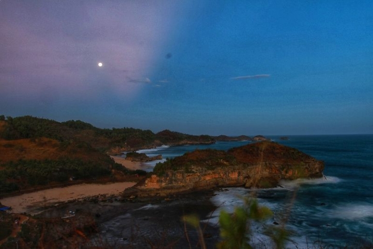 Pantai Kasab sisi timur, diliat dari bukit | Nanang Diyanto Beku