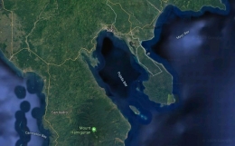 Kota Mati dan semenanjungnya yang berbentuk kaki kuda (mati) - Davao timur, pulau Mindanao (Sumber: Googlemap)