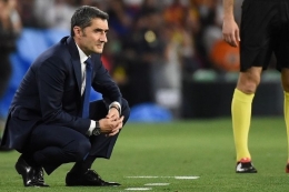Ernesto Valverde mengamati jalannya laga Barcelona vs Valencia dalam final Copa del Rey di Stadion Benito Villamarin, 25 Mei 2019. (foto: AFP/JOSE JORDAN via kompas.com)