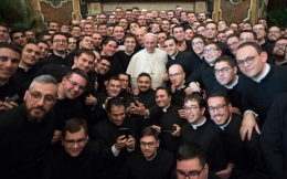 Paus Fransiskus dengan para calon imam - Foto: ncronline.org