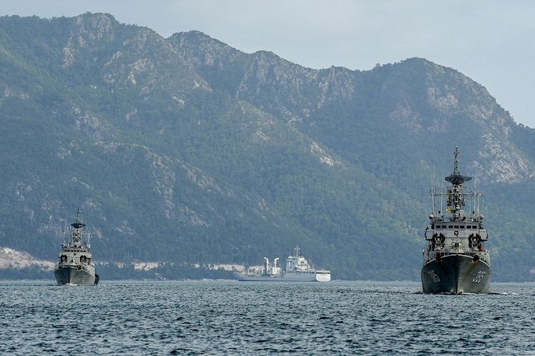 KRI Sutedi Senoputra-378 (kiri) dan KRI Teuku Umar-385 (kanan) berlayar meninggalkan Faslabuh Lanal Ranai, Selat Lampa, Natuna, Kepulauan Riau, Kamis (9/1/2020). KRI Usman Harun-359 bersama KRI Sutedi Senoputra-378 dan KRI Teuku Umar-385 berlayar untuk mengikuti Operasi Siaga Tempur Laut Natuna 2020 sebagai pengendalian wilayah laut, khususnya di Zona Ekonomi Eksklusif (ZEE) laut Natuna Utara. ANTARA FOTO/M Risyal Hidayat/nz(ANTARA FOTO/M RISYAL HIDAYAT via KOMPAS.com))